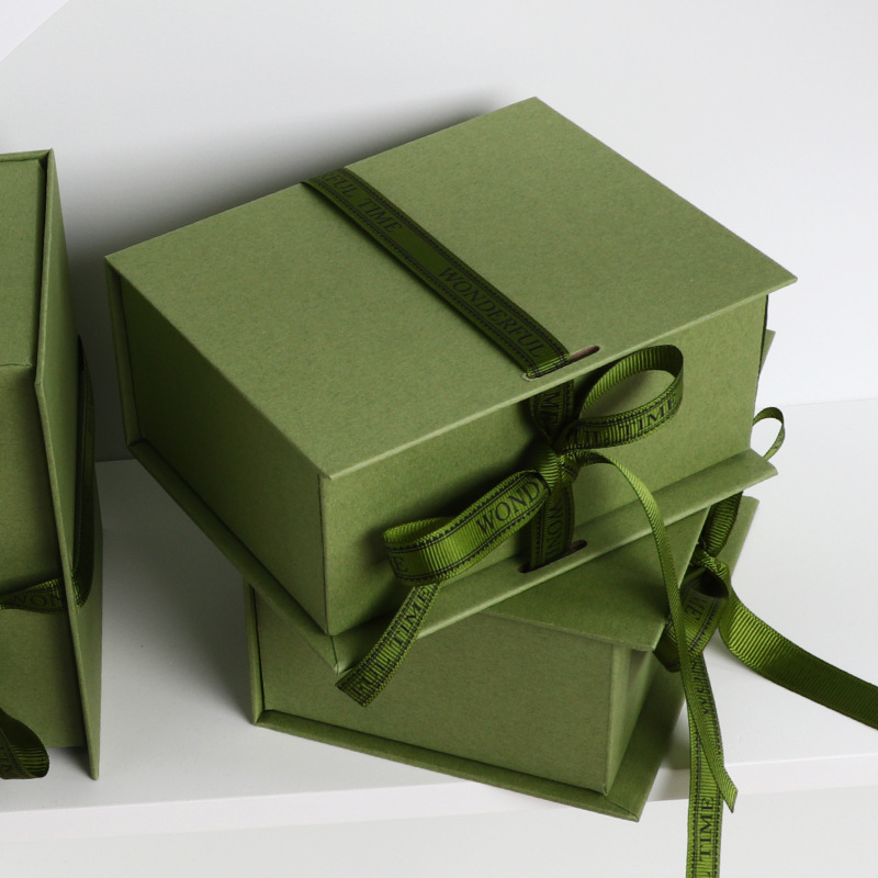 Cutie cadou în formă de carte personalizată cu mătase
